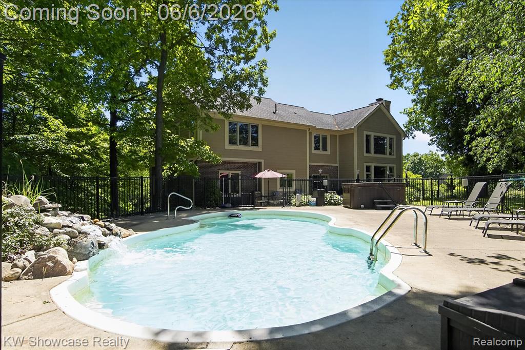 6220 Whispering Meadows Drive, White Lake, MI 48383 — Photo 2
