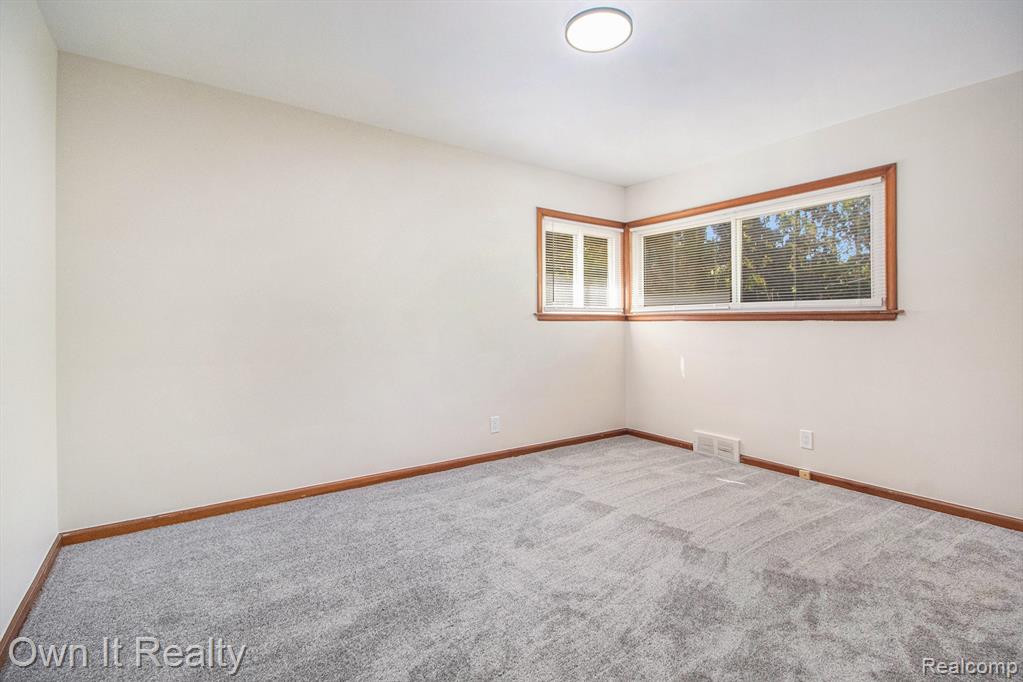 27619 California Drive SW, Southfield, MI 48076 — Photo 12