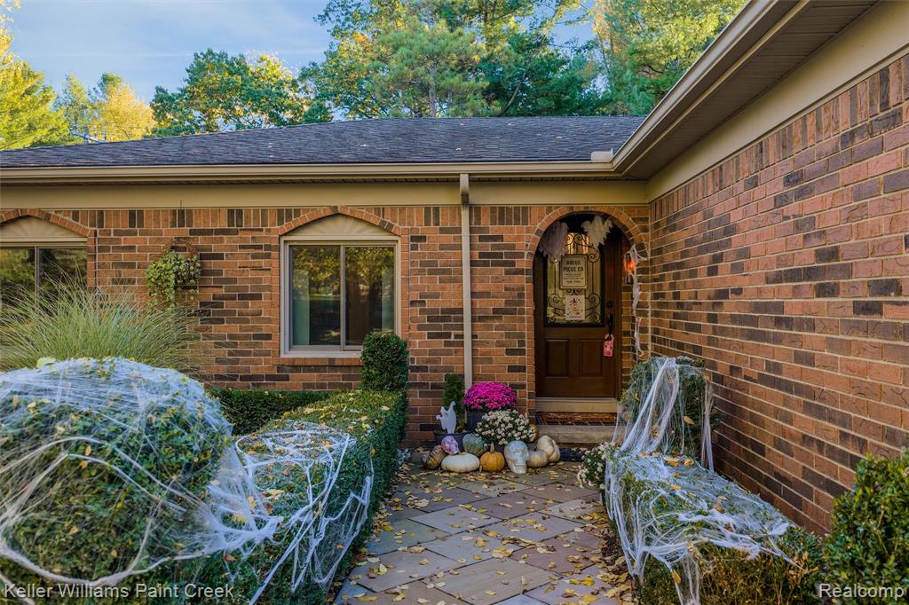 912 E Gunn Road, Rochester, MI 48306 — Photo 2