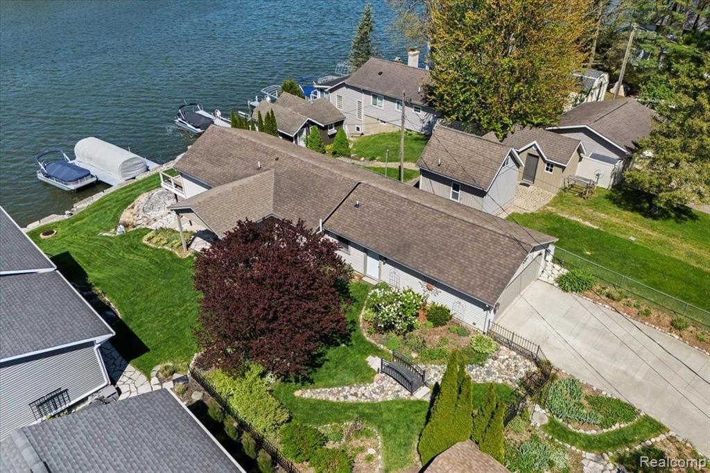 6521 HARTWOOD Drive, Fenton, MI 48430 — Photo 46