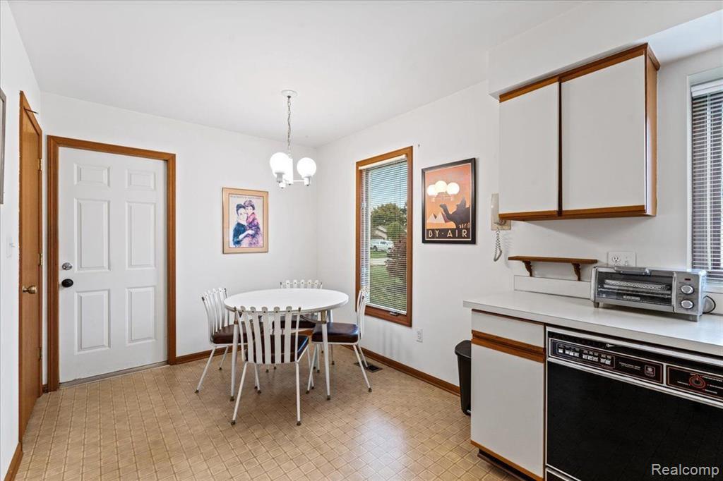 40643 WOODSIDE Drive, Clinton Twp, MI 48038 — Photo 10