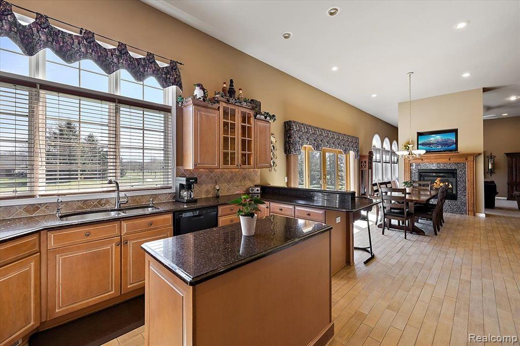 8449 S SHORE Drive, Clarkston, MI 48348 — Photo 21