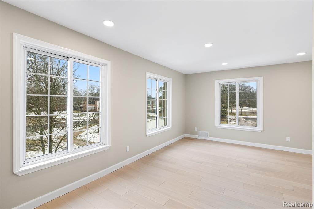 591 E FOX HILLS Drive, Bloomfield Hills, MI 48304 — Photo 14