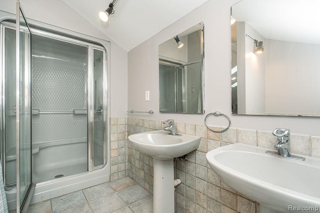 8871 SUNCREST Drive, Sterling Heights, MI 48314 — Photo 36