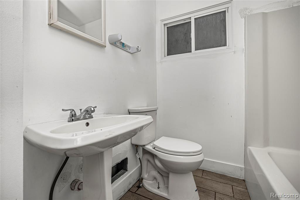 975 E Barrett Avenue, Madison Heights, MI 48071 — Photo 15
