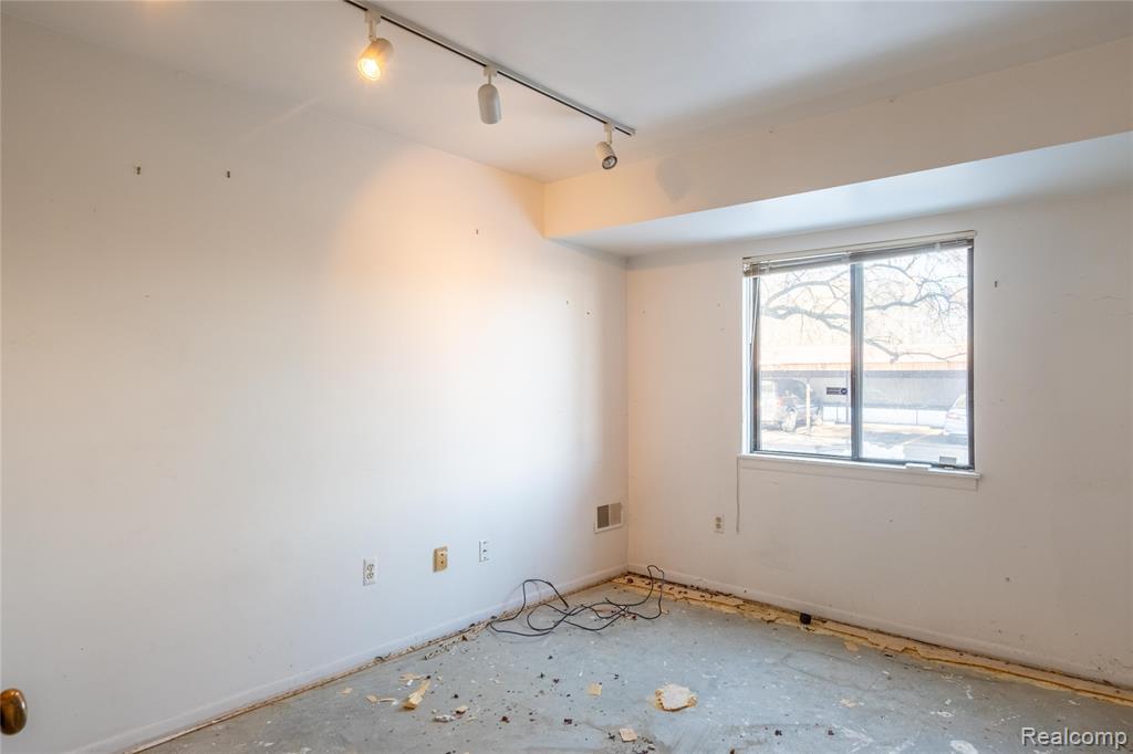 1476 W Chateau Vert Street, Ypsilanti, MI 48197 — Photo 12