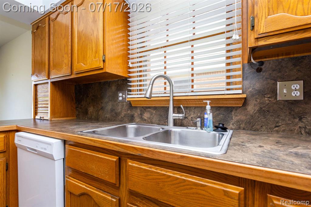 590 Saint John Street, Wyandotte, MI 48192 — Photo 12