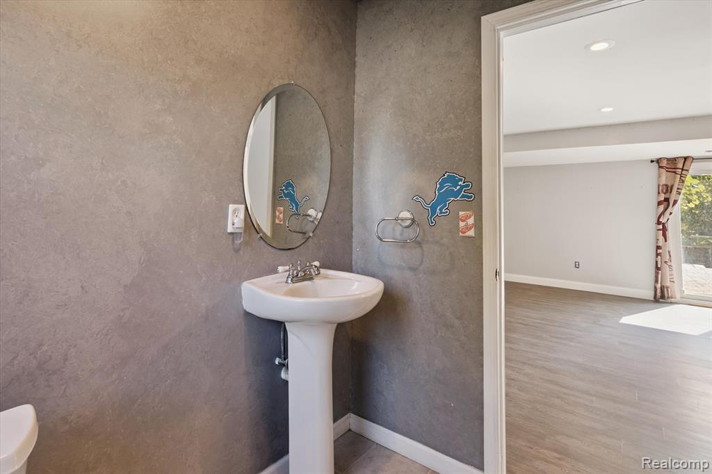 480 Andover Woods Drive, Fenton, MI 48430 — Photo 33