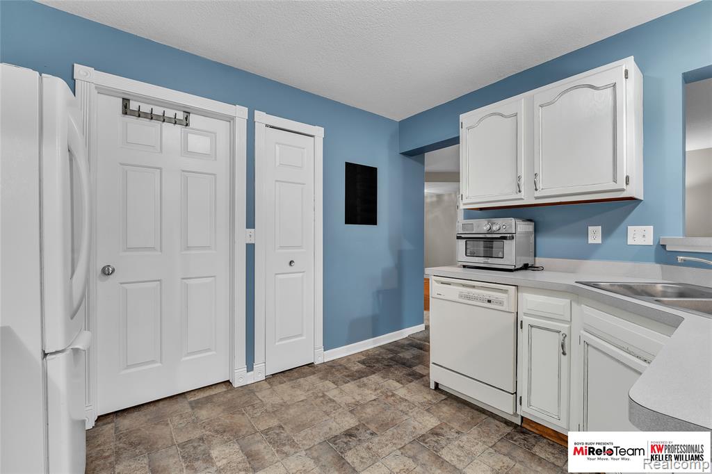 4516 Willow View Court, Howell, MI 48843 — Photo 12