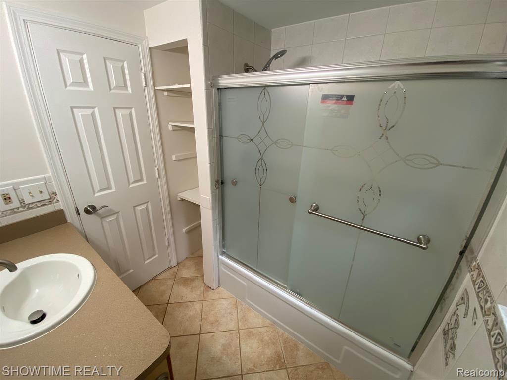 8418 HICKORY Drive, Sterling Heights, MI 48312 — Photo 12
