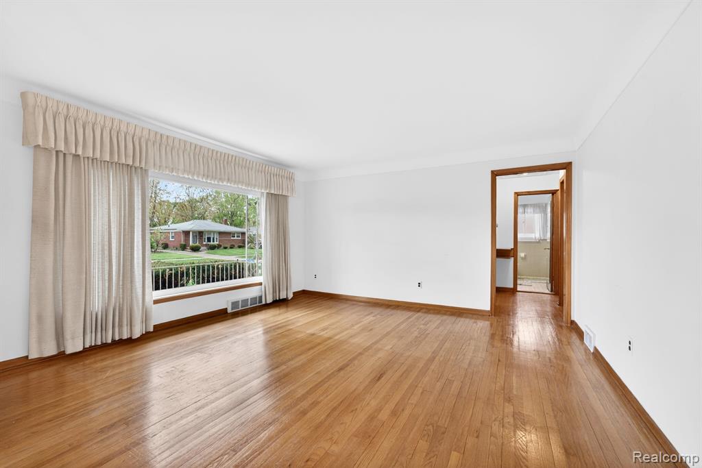 8300 Kinmore Street, Dearborn Heights, MI 48127 — Photo 5