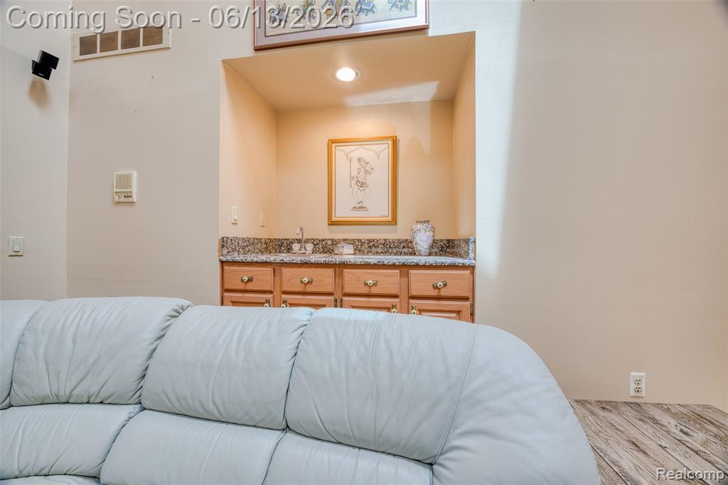 29342 Strathmore Drive, Farmington, MI 48331 — Photo 18