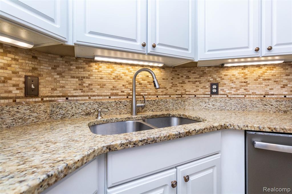 448 Ravencrest Lane, 50, Westland, MI — Photo 14