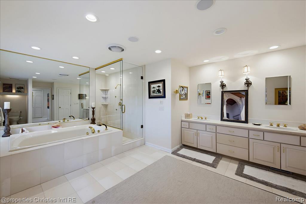 950 E Glengarry Circle, Bloomfield Hills, MI 48301 — Photo 32