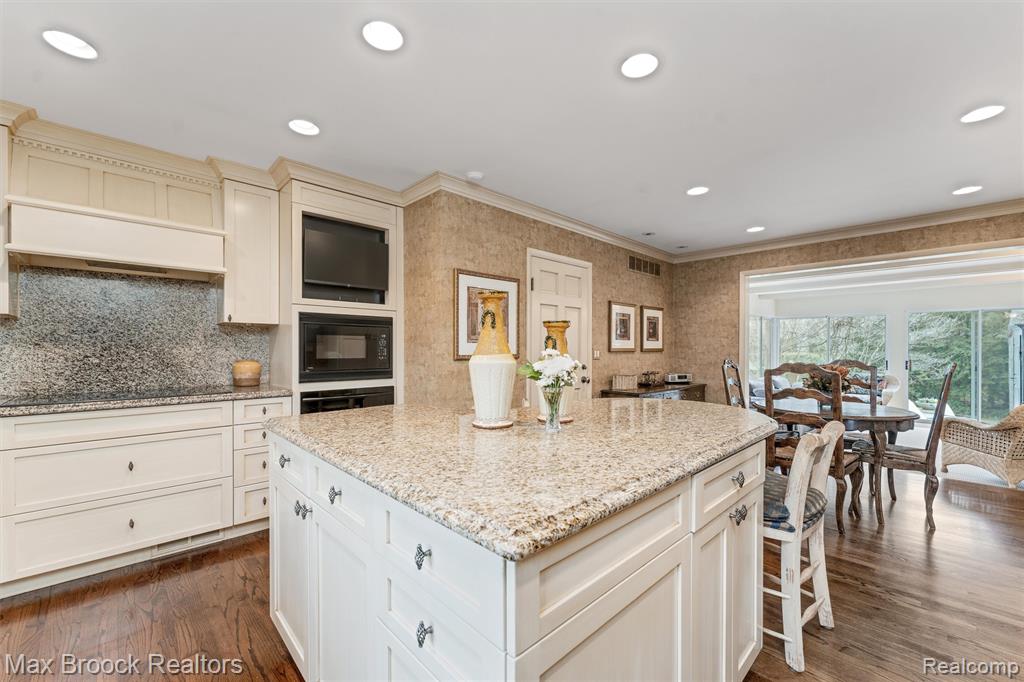 919 W Glengarry Circle, Bloomfield Hills, MI 48301 — Photo 14
