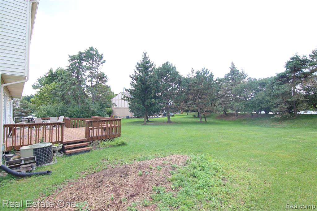 5590 GREENBRIAR Drive, West Bloomfield, MI — Photo 4