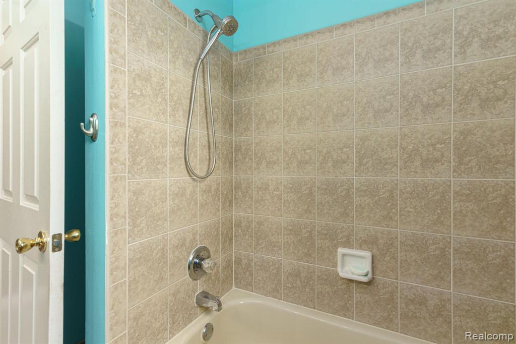 230 E Elizabeth Street, Lake Orion, MI 48362 — Photo 37