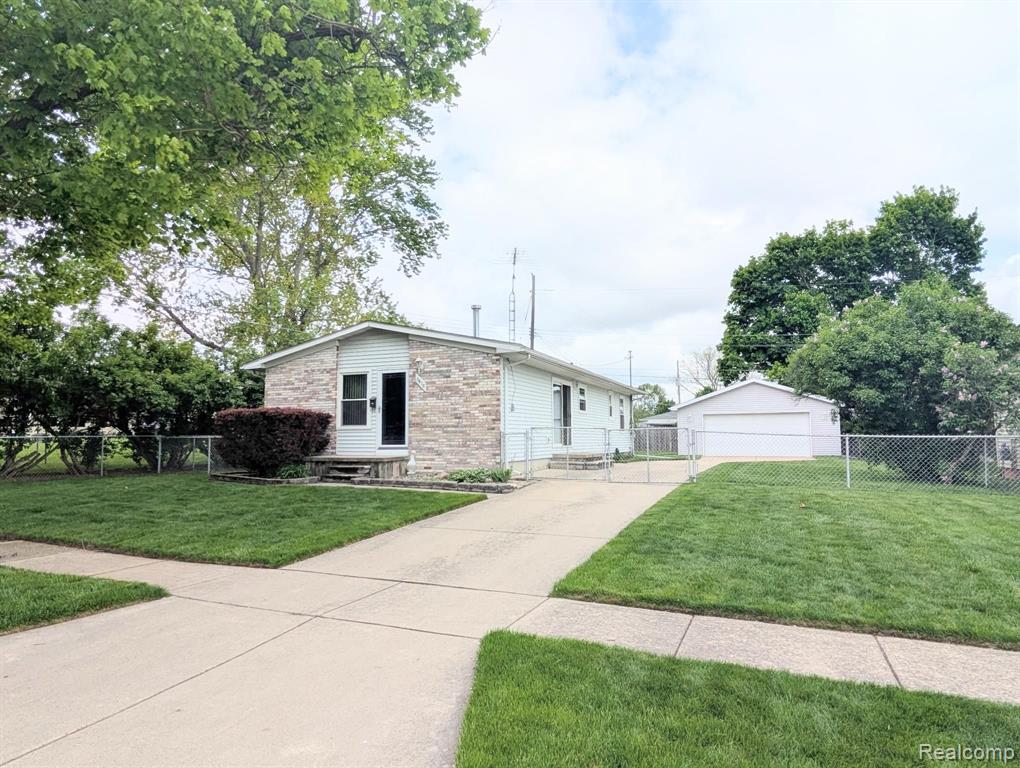 5418 Don Shenk Drive, Swartz Creek, MI 48473 — Photo 13