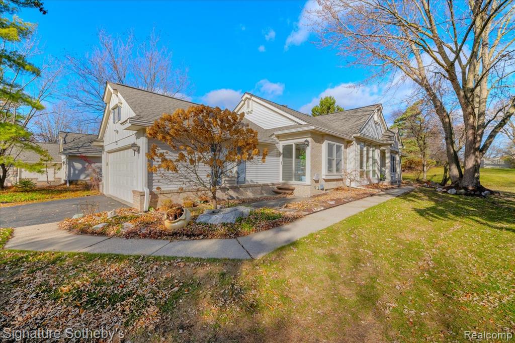 7525 Danbury Drive, West Bloomfield, MI — front exterior
