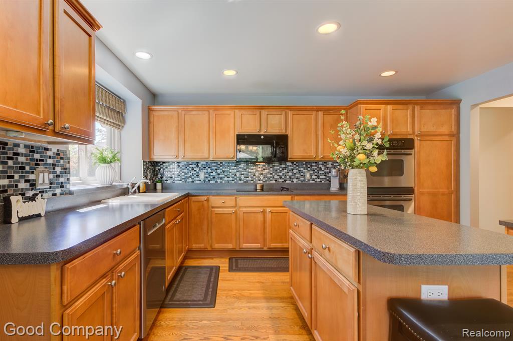 51250 W HILLS Drive, Plymouth, MI 48170 — Photo 23