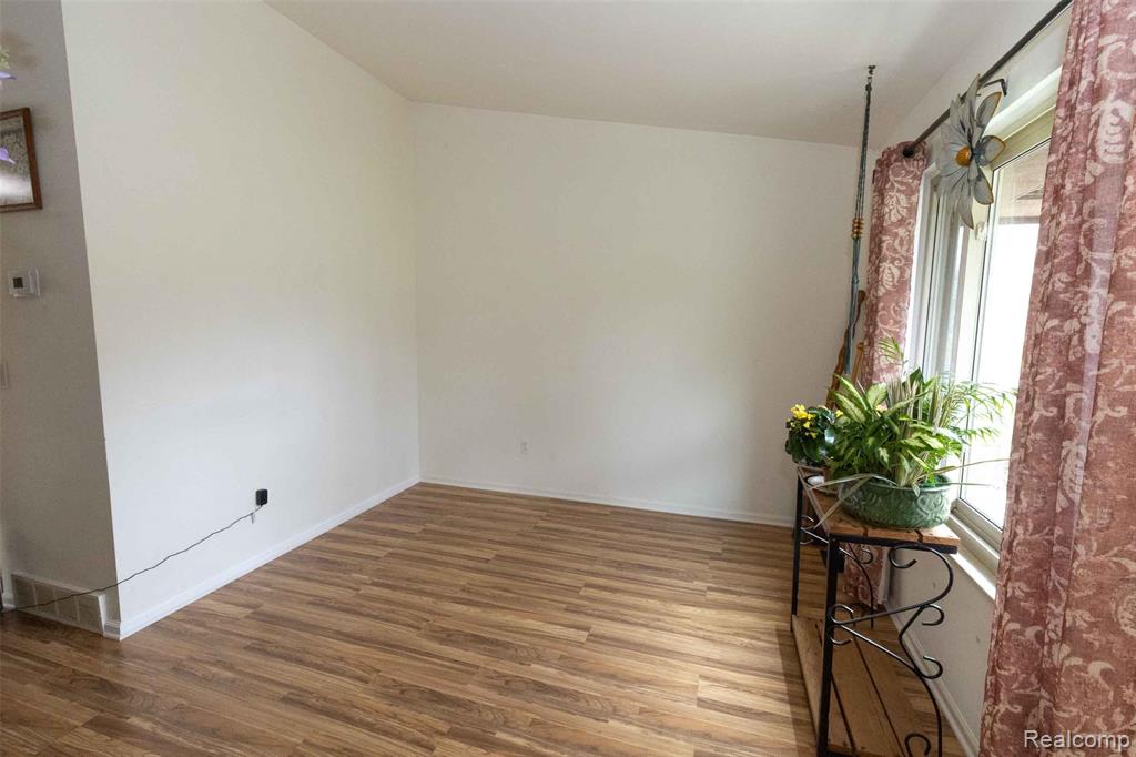 5685 S Aylesbury Drive, Waterford, MI 48327 — Photo 13