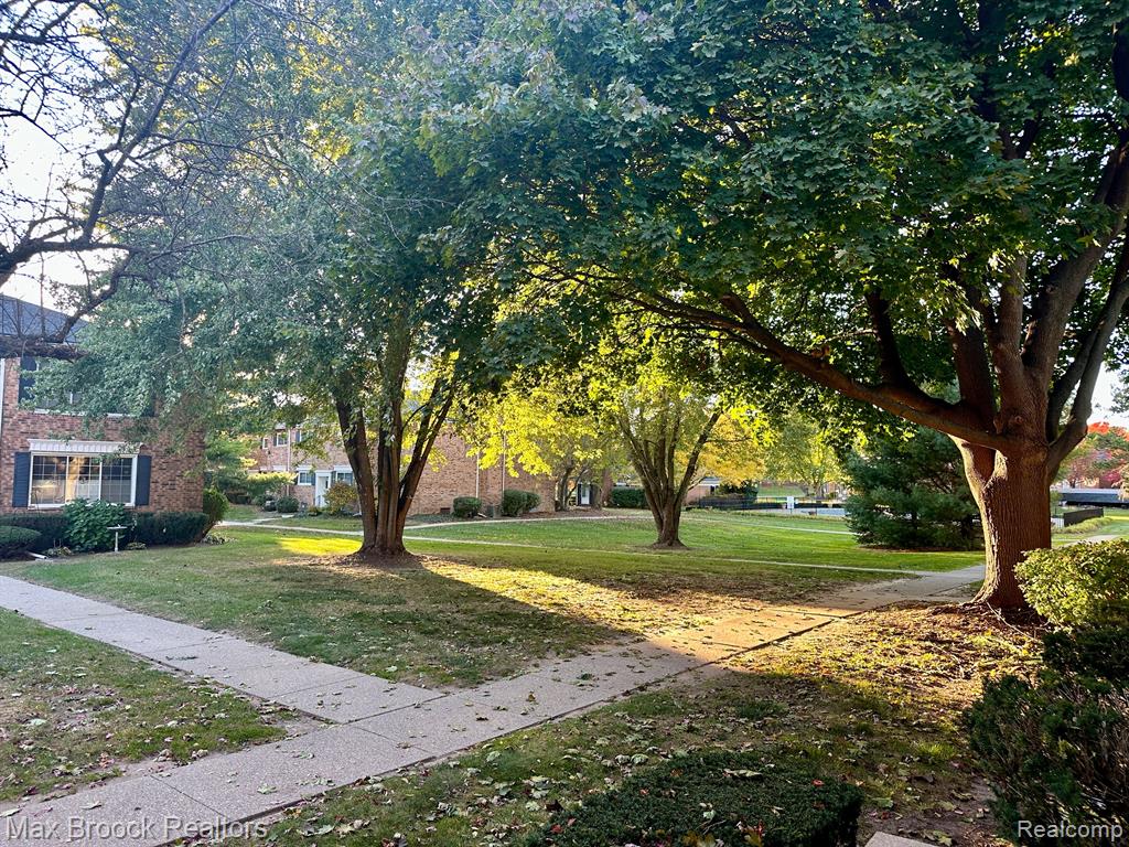 647 E FOX HILLS Drive, Bloomfield Hills, MI 48304 — Photo 19
