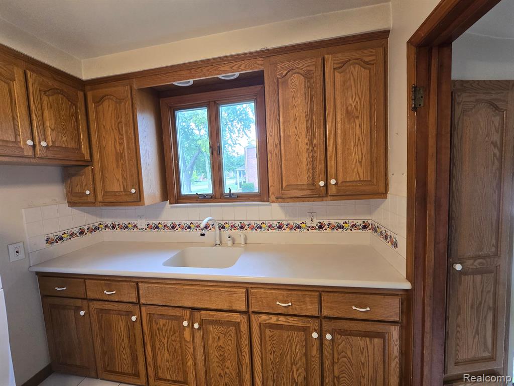 950 N YORK Street, Dearborn, MI 48128 — Photo 9