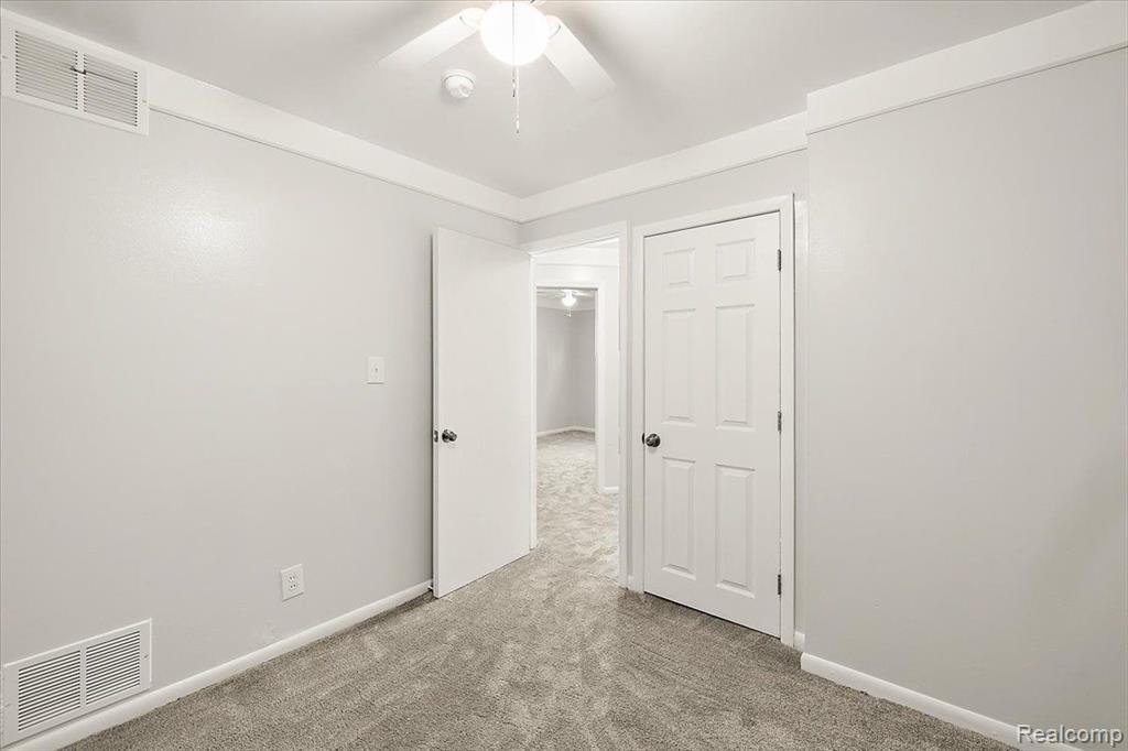 43 FERNBARRY Drive, Waterford, MI 48328 — Photo 32