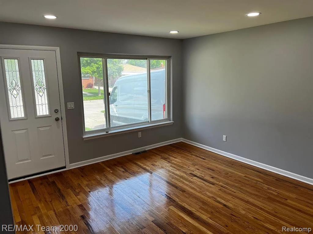 6577 N Lafayette Street, Dearborn Heights, MI 48127 — Photo 2