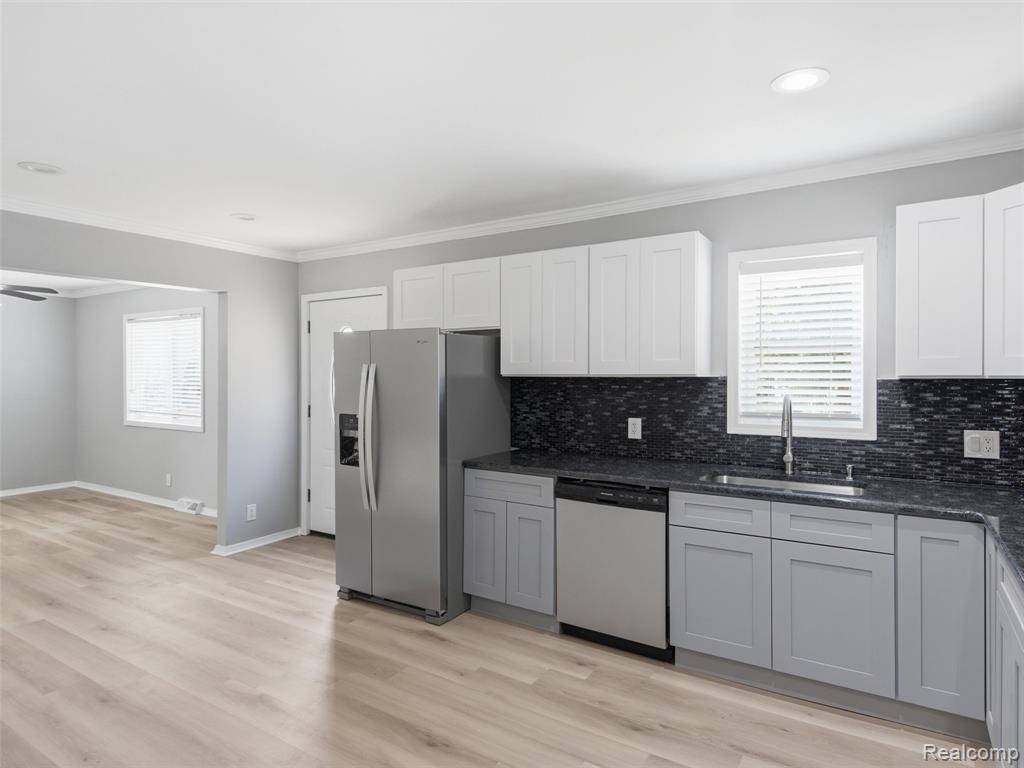 84 W End Avenue, Waterford, MI 48328 — Photo 12