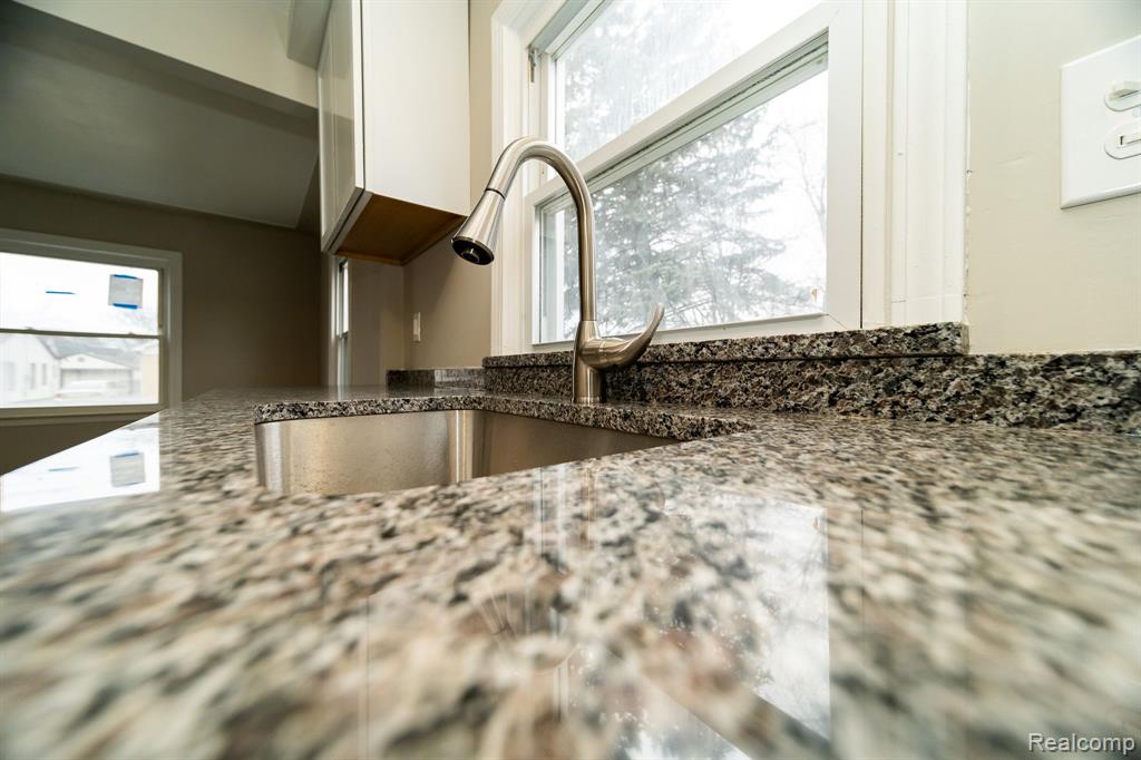 634 W HARWOOD Avenue, Madison Heights, MI 48071 — Photo 12