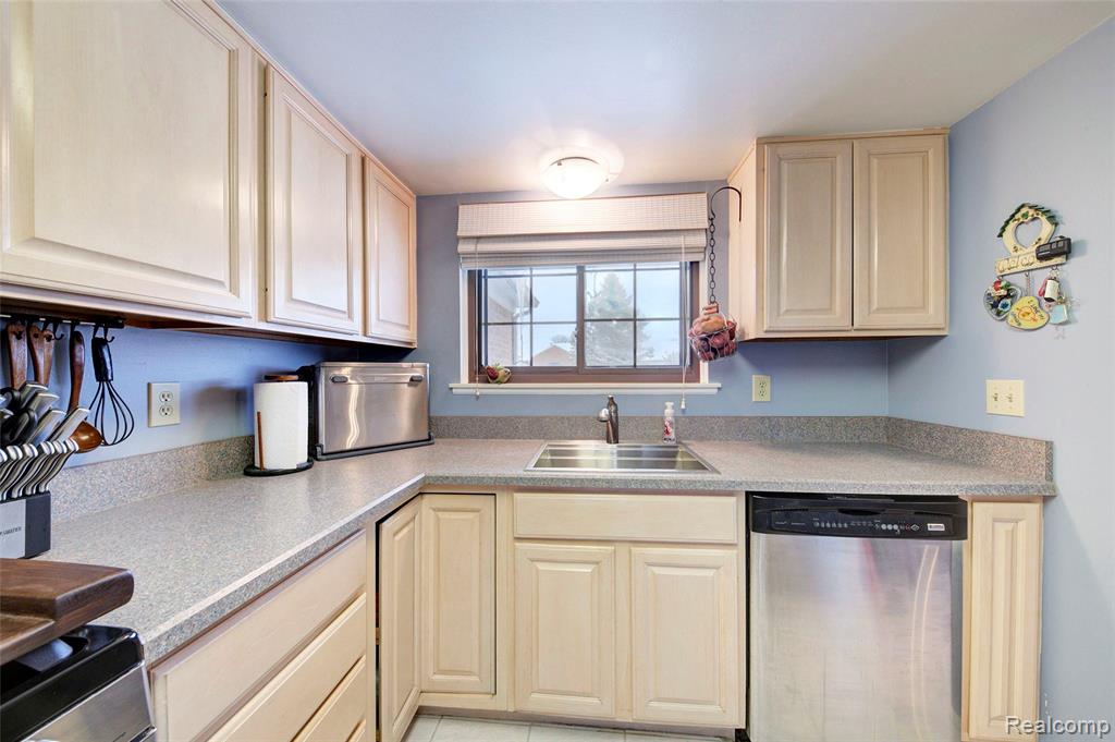 9870 Cambridge Court, 121-2, South Lyon, MI 48178 — Photo 12