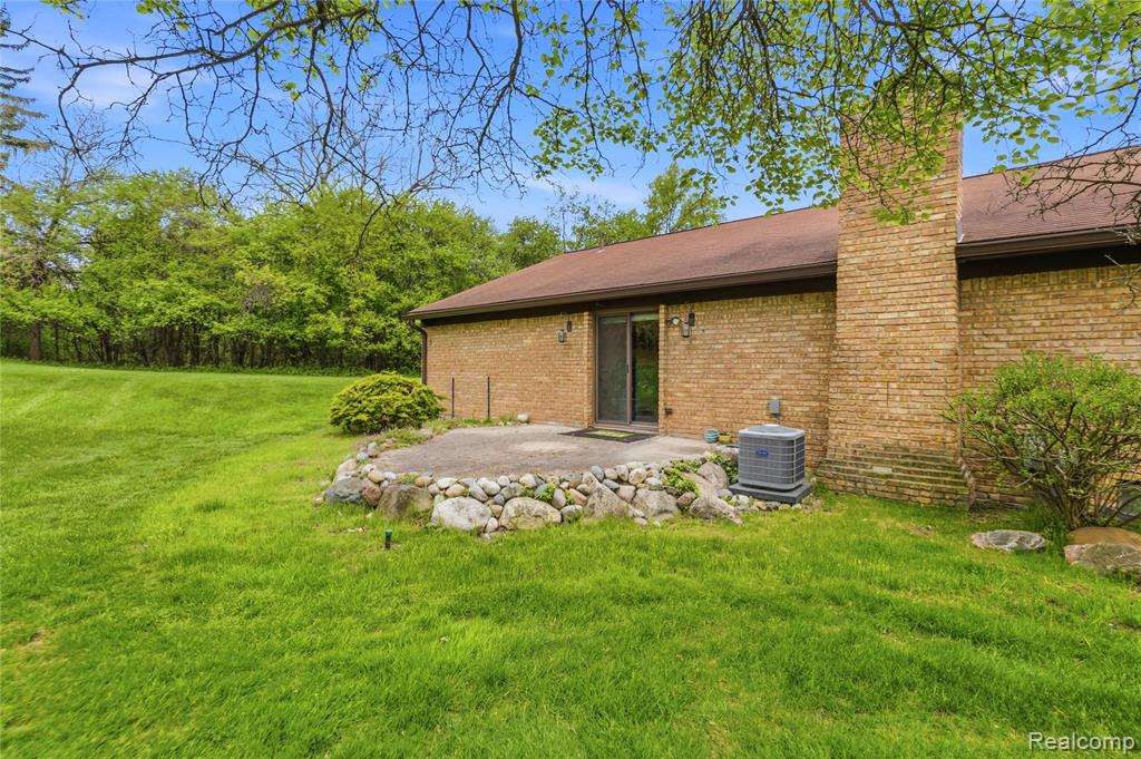 4042 Chablis Street, West Bloomfield, MI 48323 — Photo 31