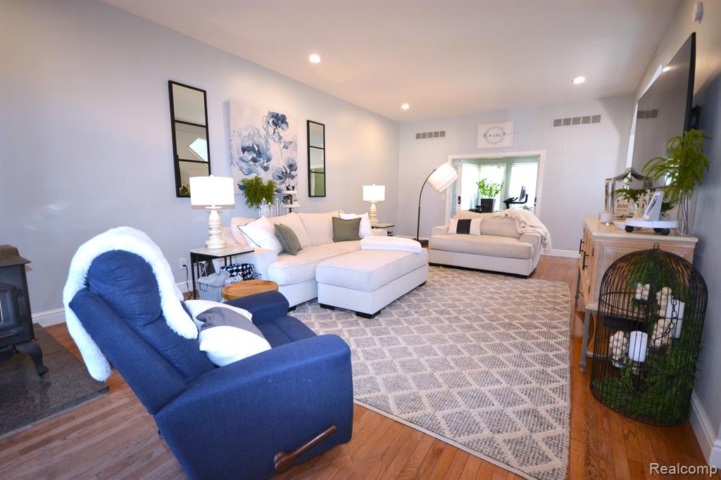 4072 W MAPLE Road, Wixom, MI — Photo 17