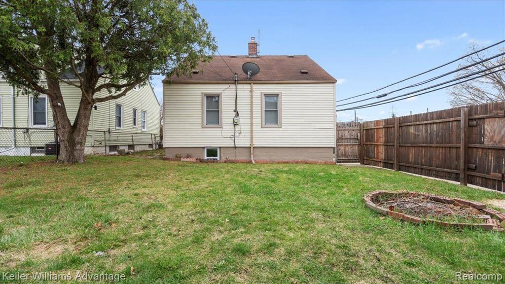 838 SAINT JOHNS Street, Wyandotte, MI 48192 — Photo 22