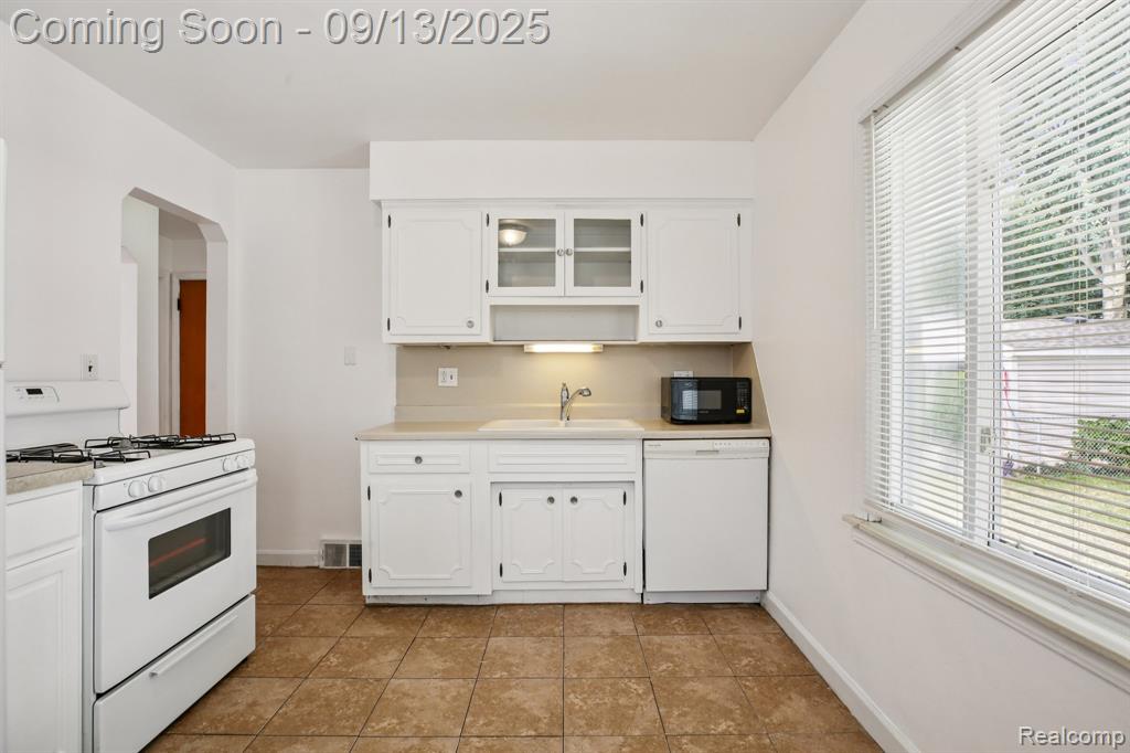 553 E Annabelle Avenue, Hazel Park, MI 48030 — Photo 4