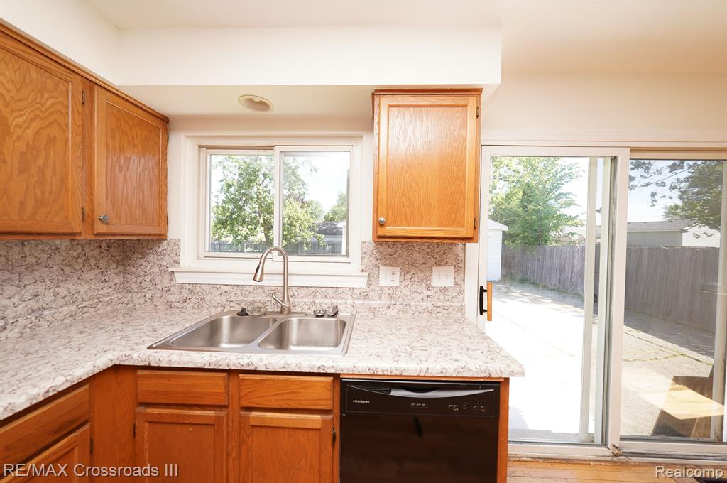 10152 HAMILTON Street, Van Buren, MI 48111 — Photo 9