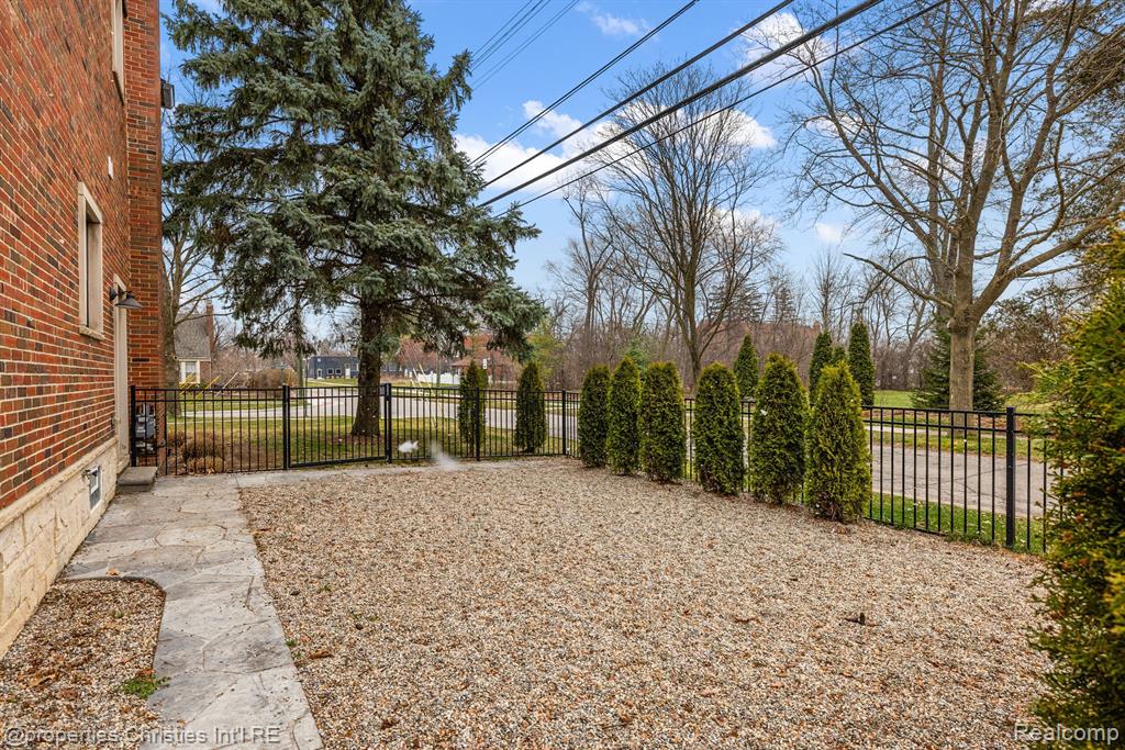 13103 KINGSTON Avenue, Huntington Woods, MI — Photo 56
