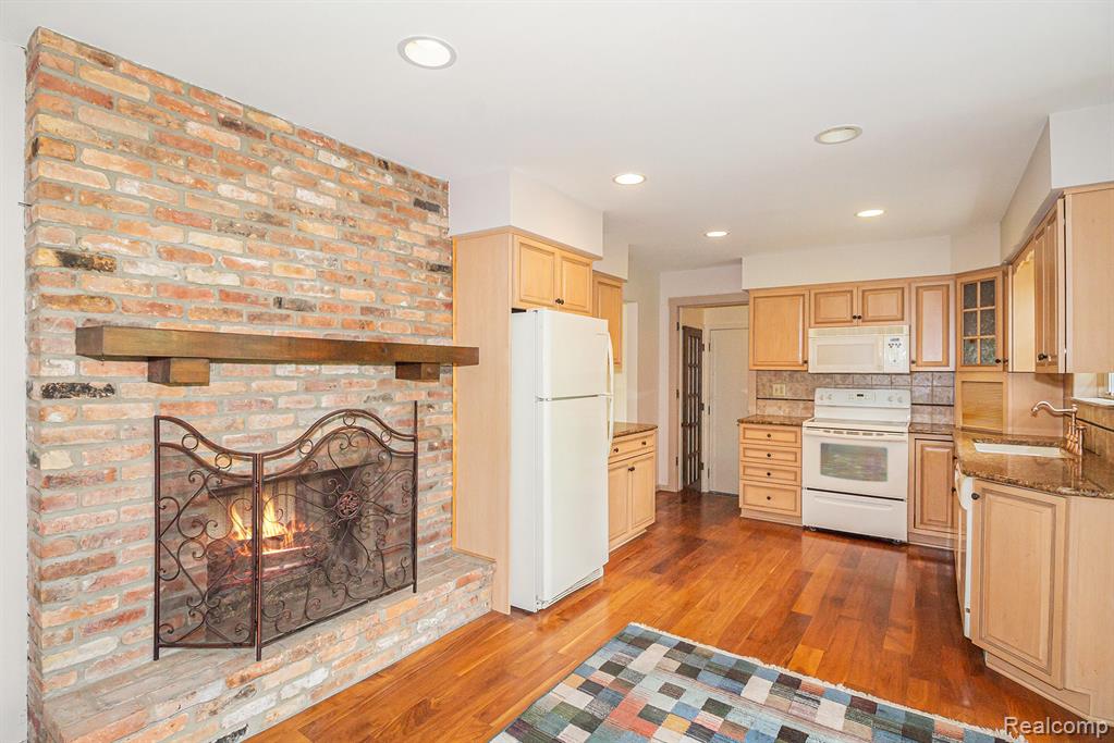 6392 McKenzie Drive, Flint, MI 48507 — Photo 13