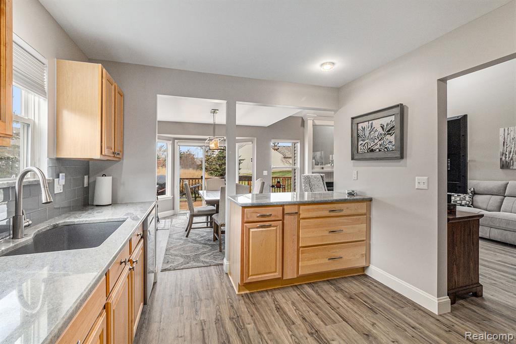 648 WOODHAVEN Drive, Commerce Twp, MI 48390 — Photo 13