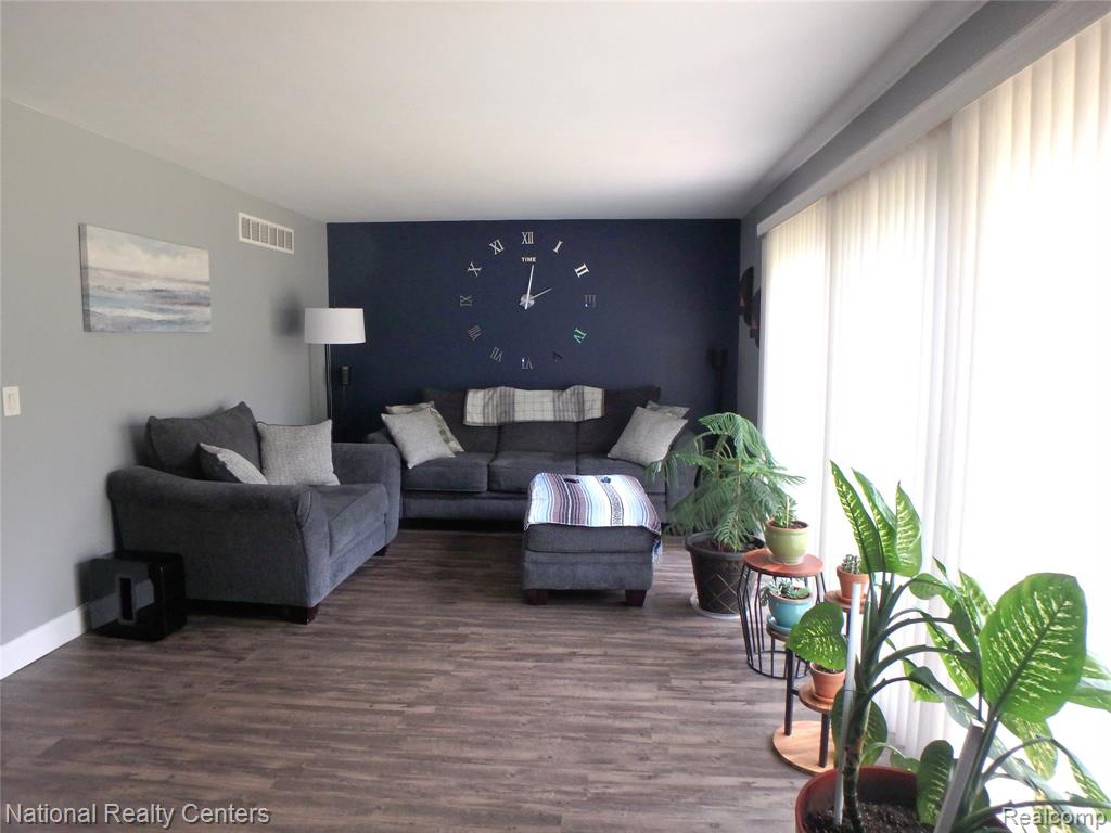 5883 Windward Court, Clarkston, MI — Photo 2