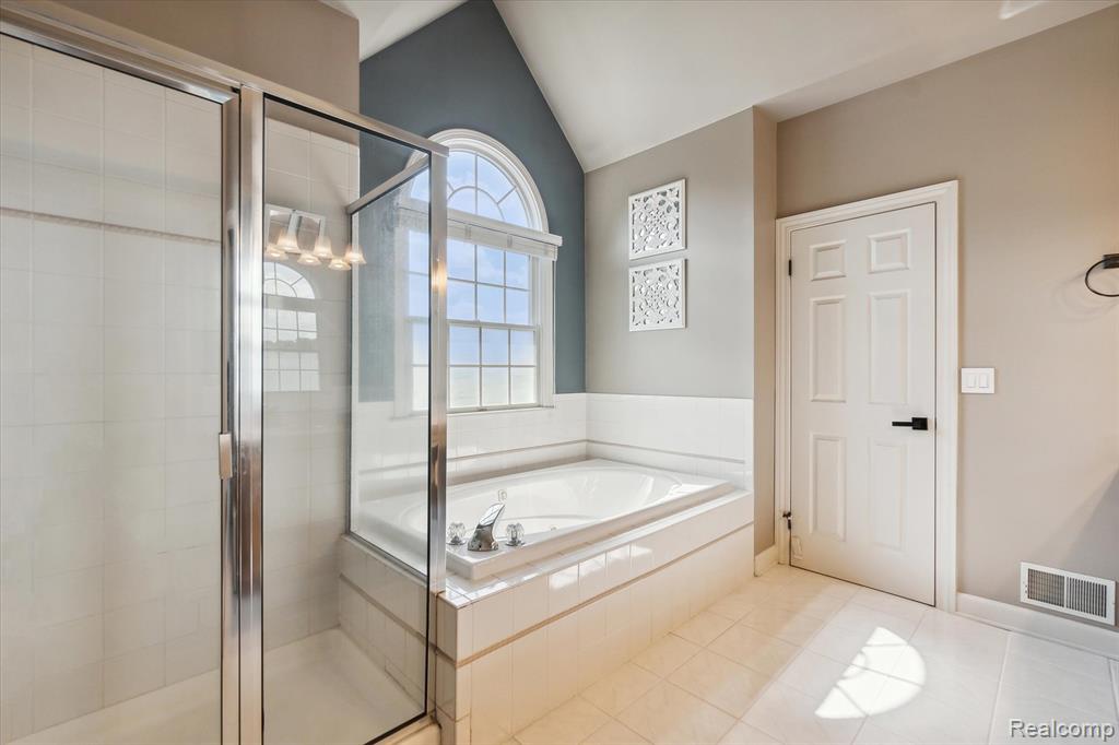 4348 Oak Tree Trail, Fenton, MI 48430 — Photo 24