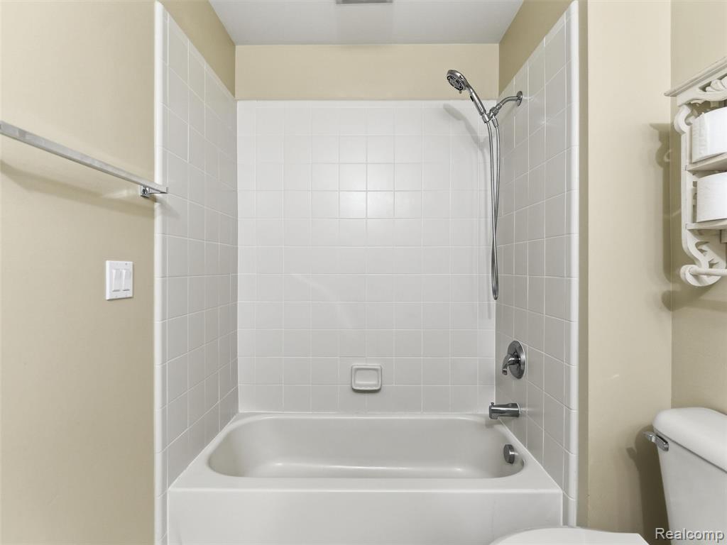 5454 Creekmonte Drive, Rochester, MI 48306 — Photo 39