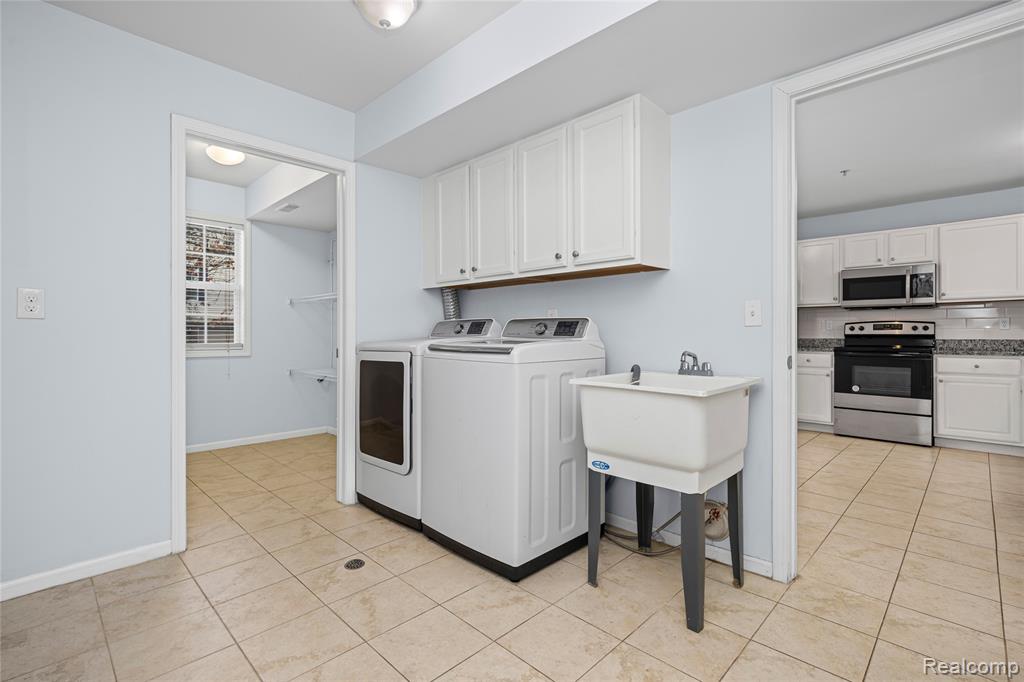 28139 Carlton Way Drive, Novi, MI 48377 — Photo 22