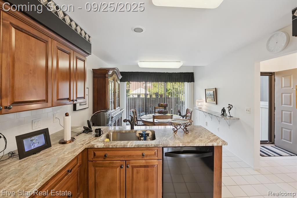 5611 Hillcrest Circle W, 50, West Bloomfield, MI — Photo 11