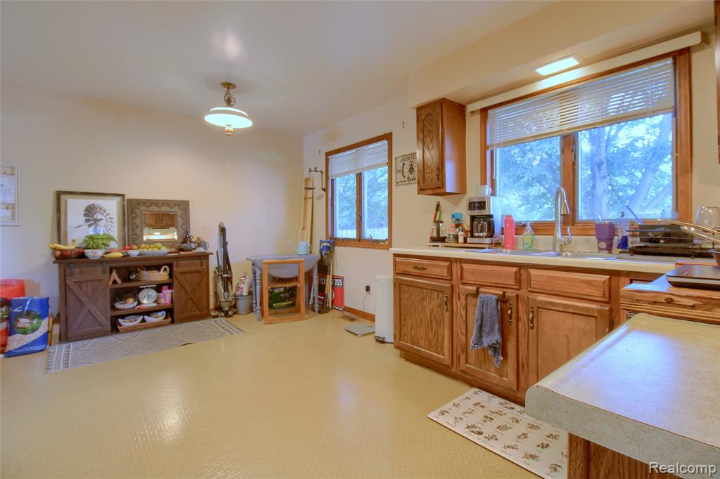 600 Oakville Waltz Road, New Boston, MI 48164 — Photo 9
