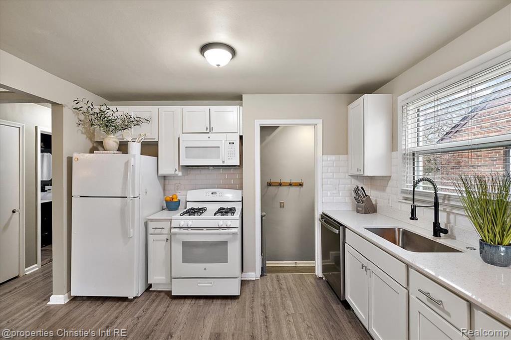 21553 Bournemouth Street, Harper Woods, MI 48225 — Photo 9