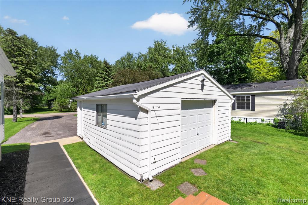 672 Red Oaks Drive, Howell, MI 48843 — Photo 33