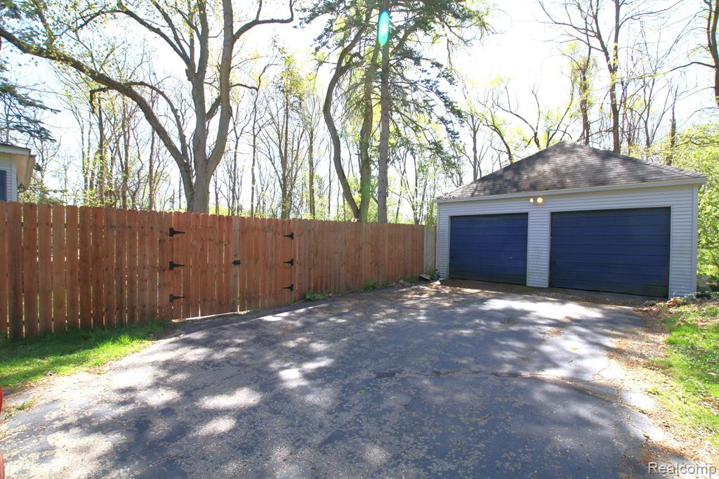 7035 PONTIAC LAKE Road, Waterford, MI 48327 — Photo 4