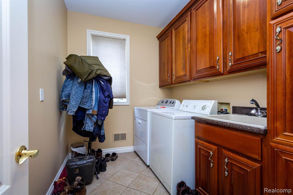 49759 Lakebridge Drive, Shelby Twp, MI 48315 — Photo 48
